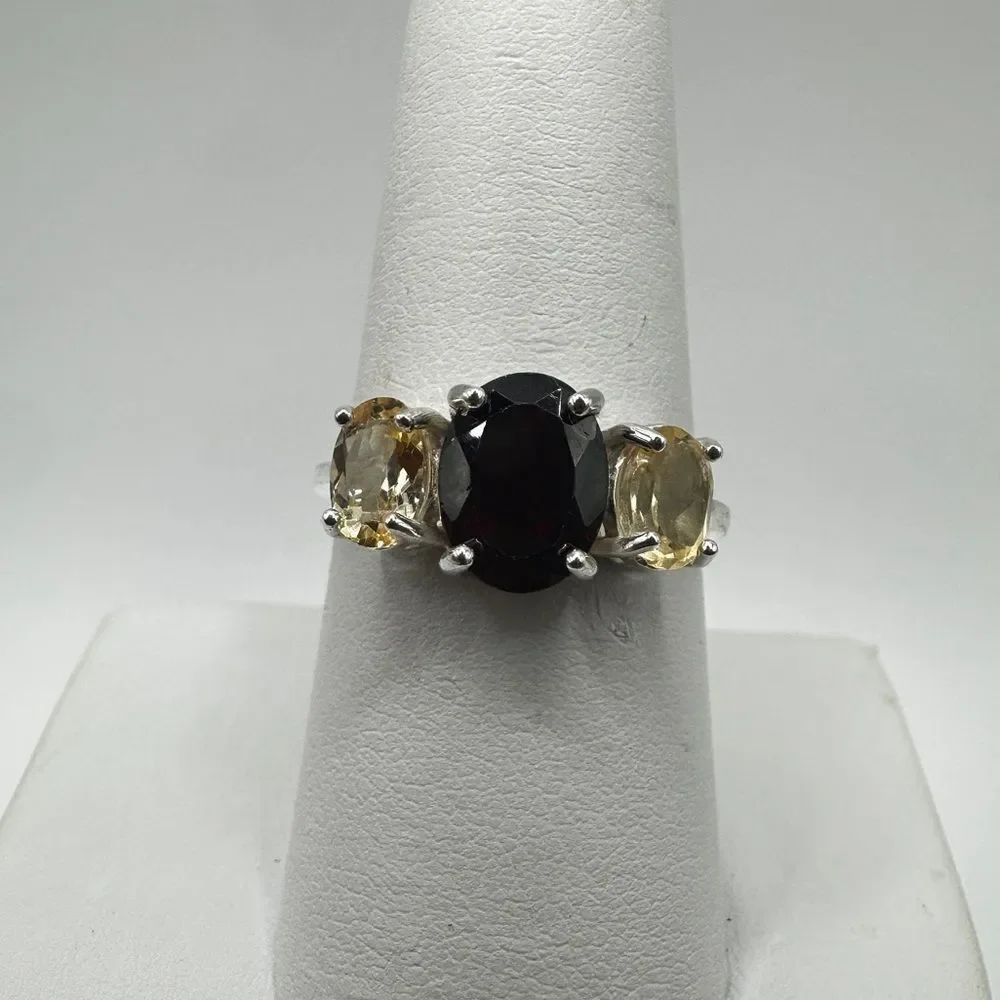 NWOT faceted, oval cut garnet and accent citrines ring‎ in sterling silver!
